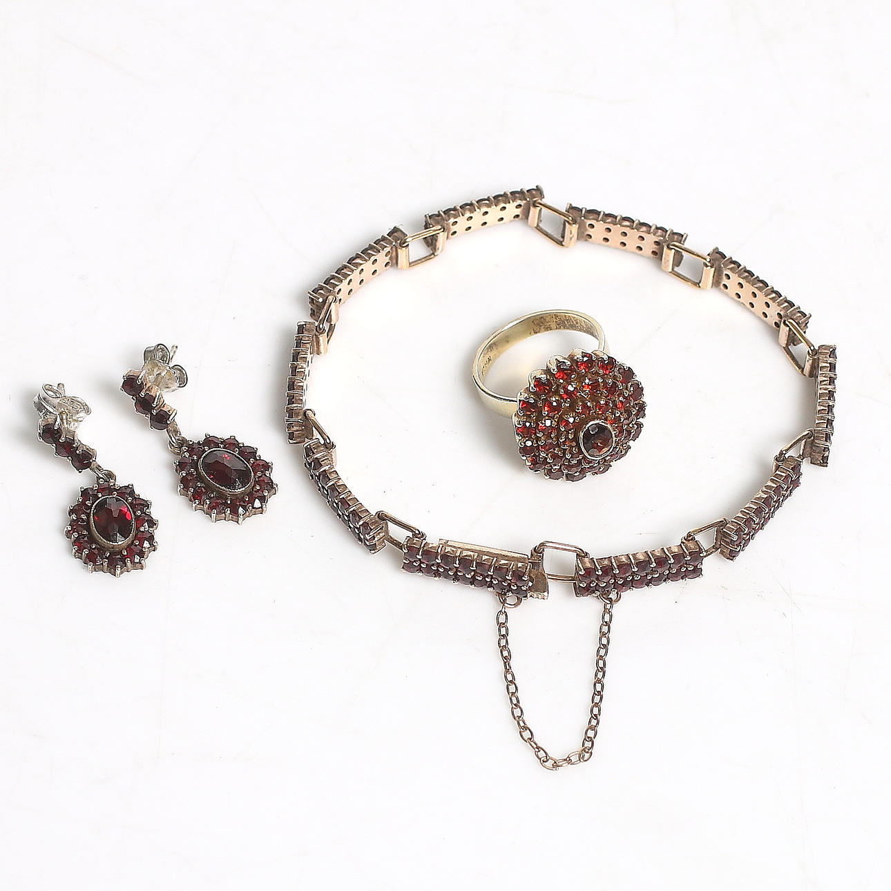 ARMLÄNK, RING samt ÖRHÄNGEN, 4 delar, silver 926/830, samt granater.