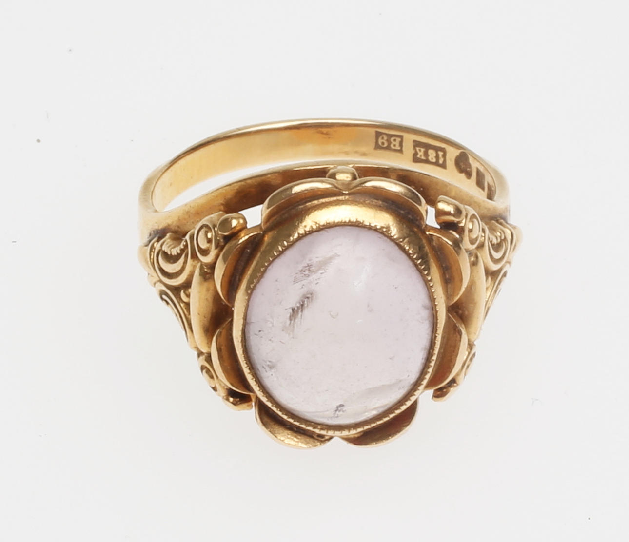 RING, 18 karat, slipad sten.