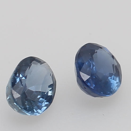 SAFIRER, 2 st, ovala fasettslipade safirer i blå ton, ca 2,14 carat.