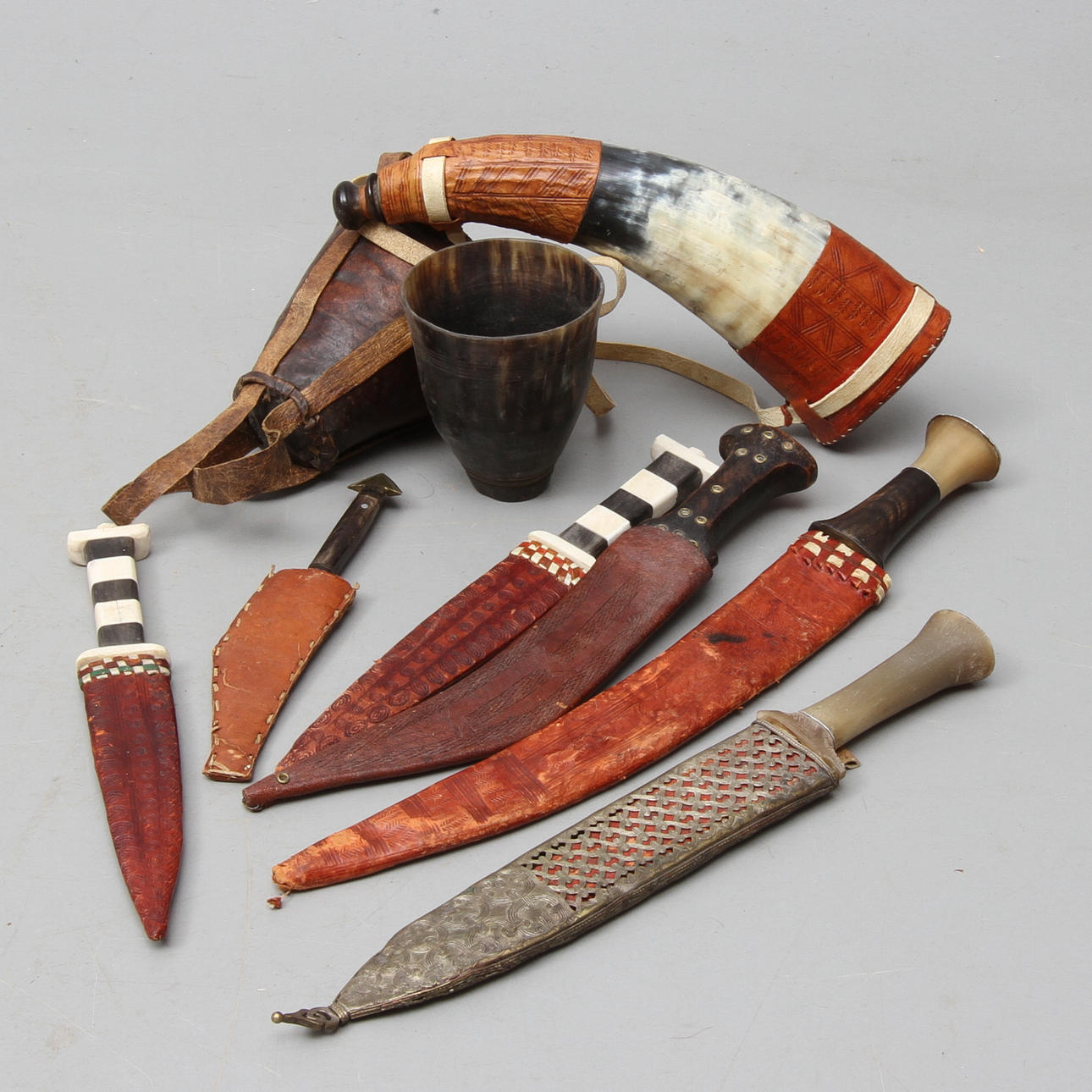 PARTI KNIVAR MED MERA, 8 delar, mestadels Nordafrika, 1900-tal.