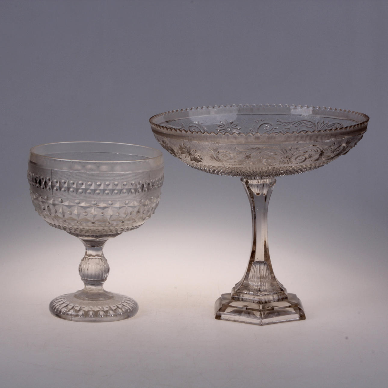 SKÅLAR, på fot, 2 st. Pressglas, 1900-tal.