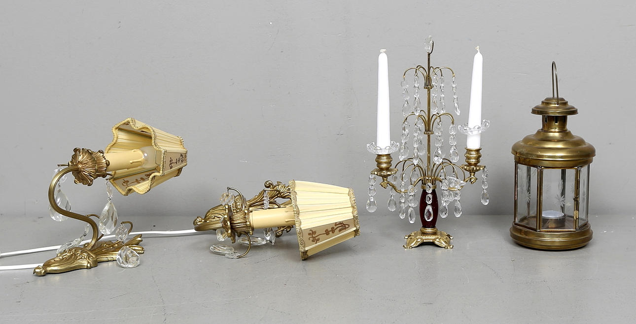 LAMPETTER med prismor,ett par, samt BORDSLYSTER, 1900-tal.