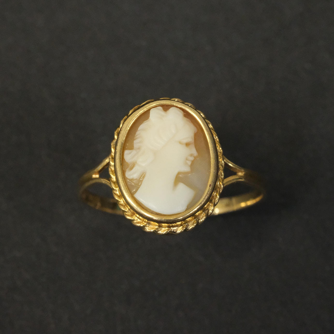 18K GOLDRING MIT KAMERA.