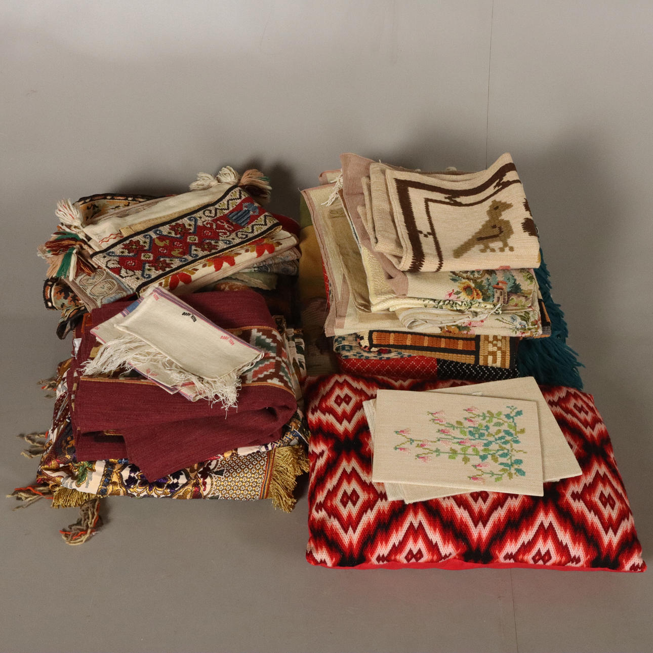 TEXTILIEN/MÖBEL, Ein Menge, ca. 25 Stück.