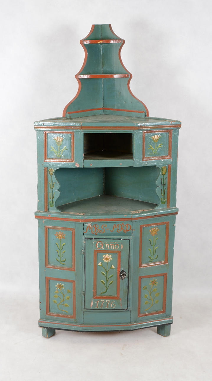 HÖRNSKÅP, allmoge, 17/1800-tal.