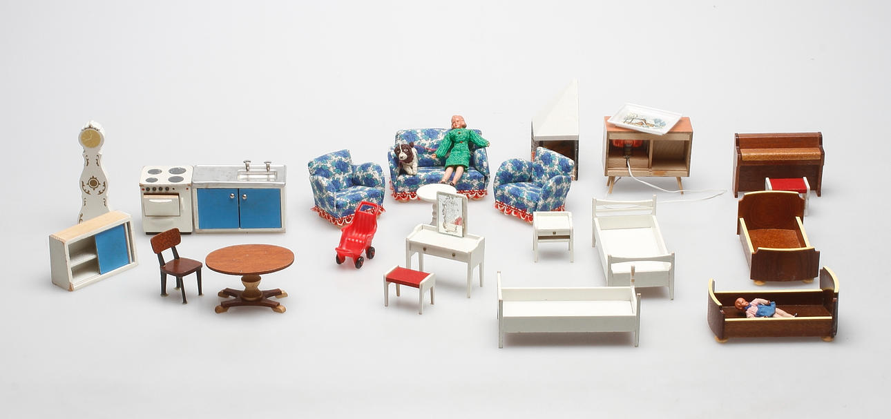 DOCKSKÅPSMÖBLER, ca. 30 delar, omkring 1900-talets mitt.