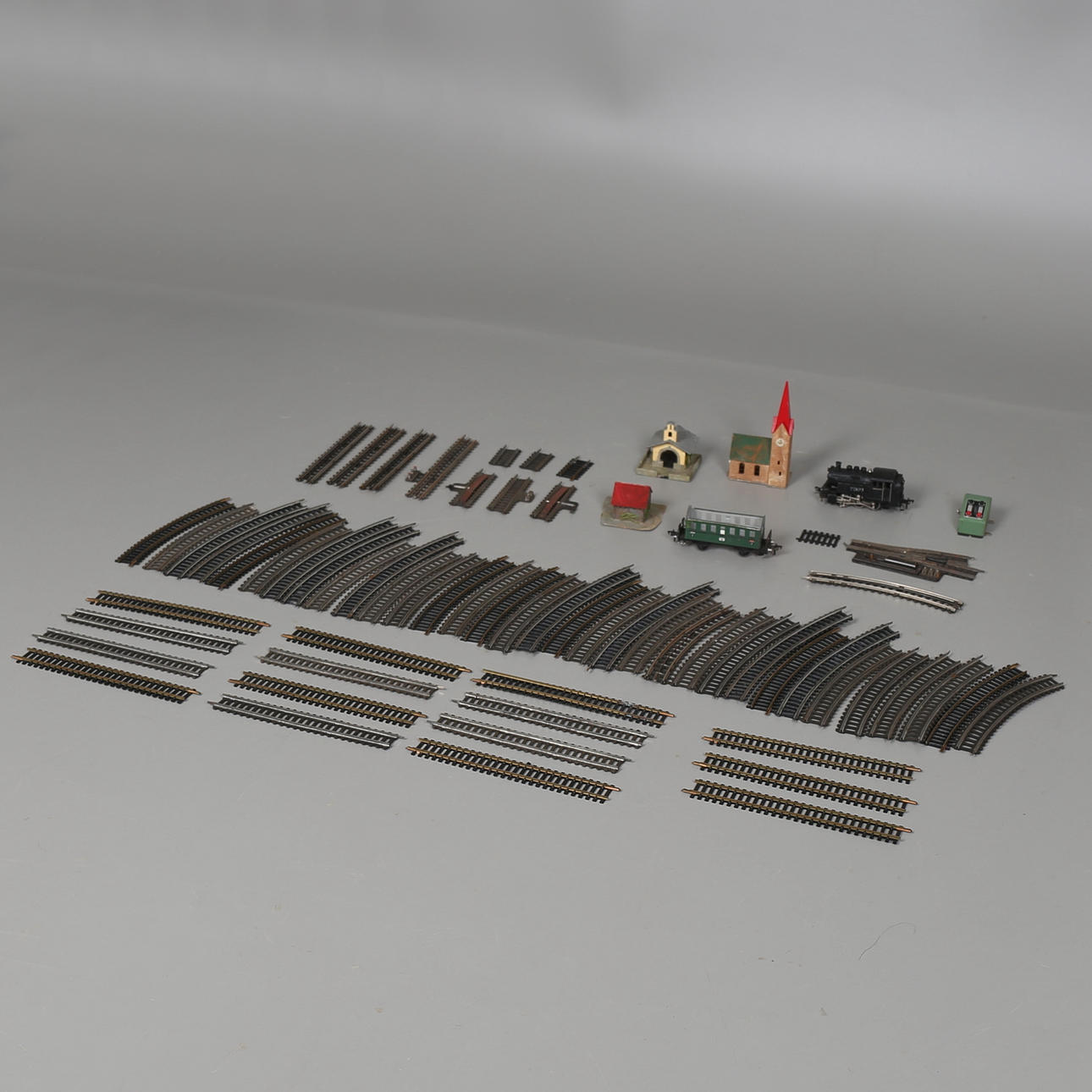 TÅGDELAR, ca 30, bl a ånglok 1325 samt räls Fleischmann, Västtyskland.