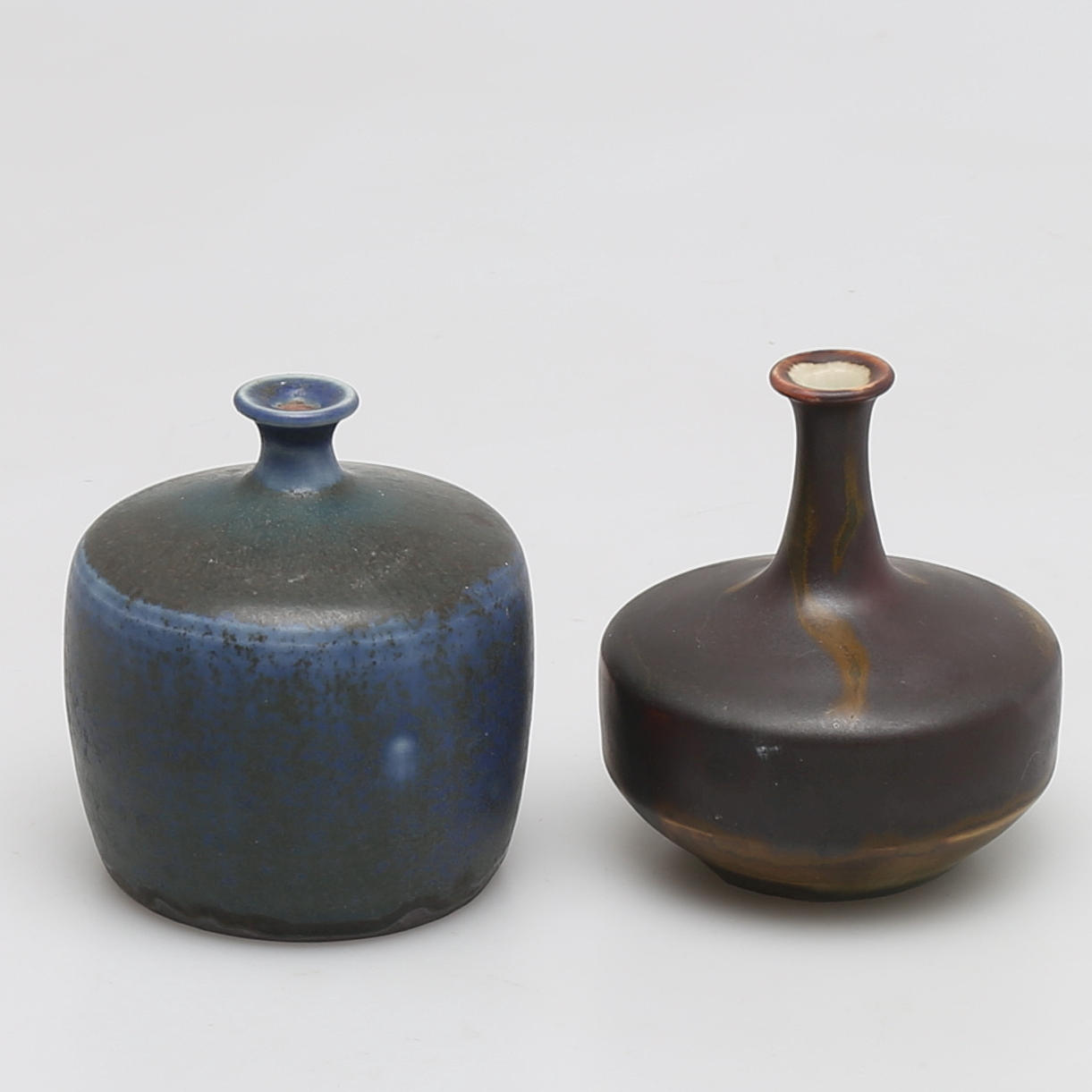 ROLF PALM. Miniatyrvaser i stengods, 2 st.