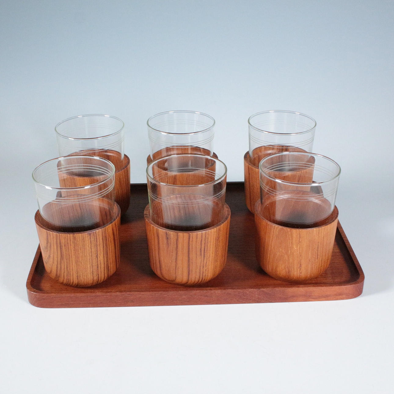 Teegläser / Trinkgläser auf Teakholz-Tablett, Mid Century Design.