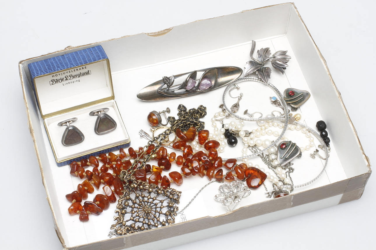 SMYCKEN bland annat silver, 1900-tal.