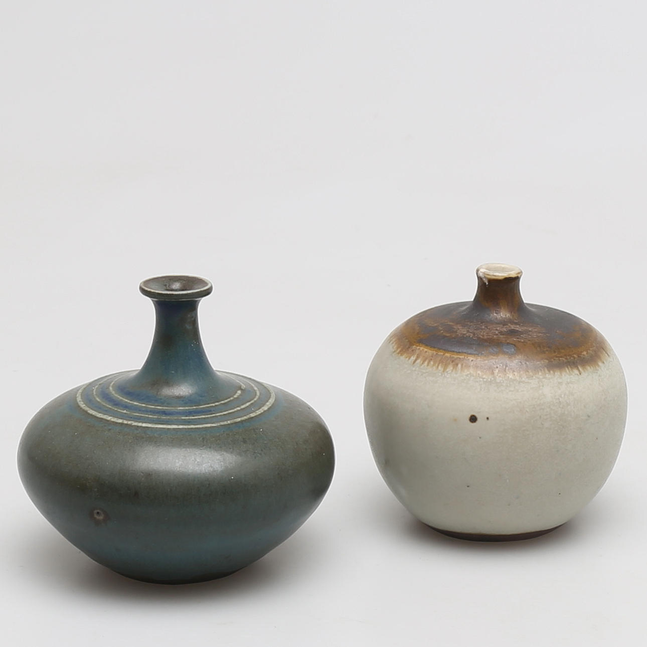 ROLF PALM. Miniatyrvaser i stengods, 2 st.