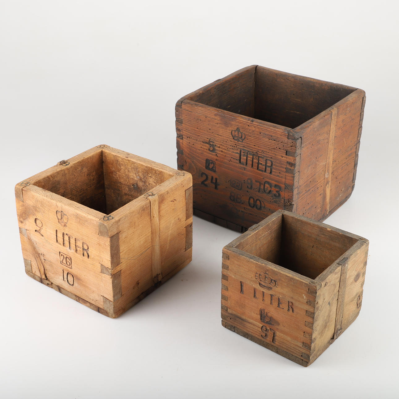 MÅTTSATS, 3 delar, trä, krönta.