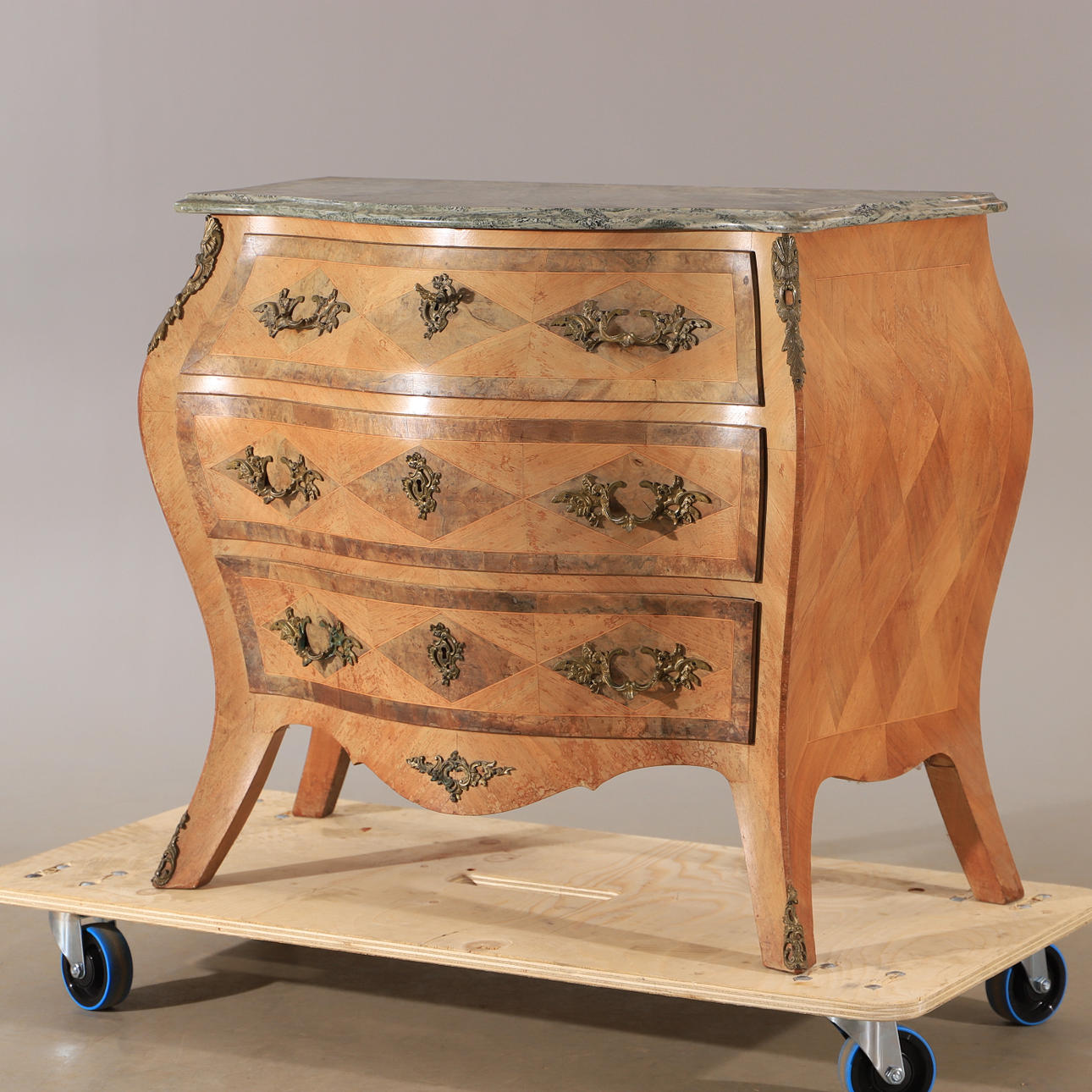 Kommode, 3 Schubladen, Mahagoni mit Steinplatte, Rokoko-Stil.