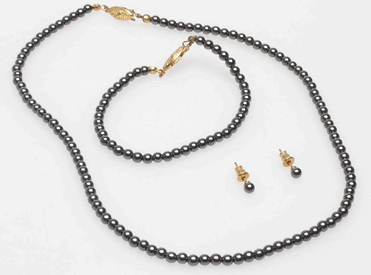 GARNITYR, 3 delar, hematit och gulmetall.