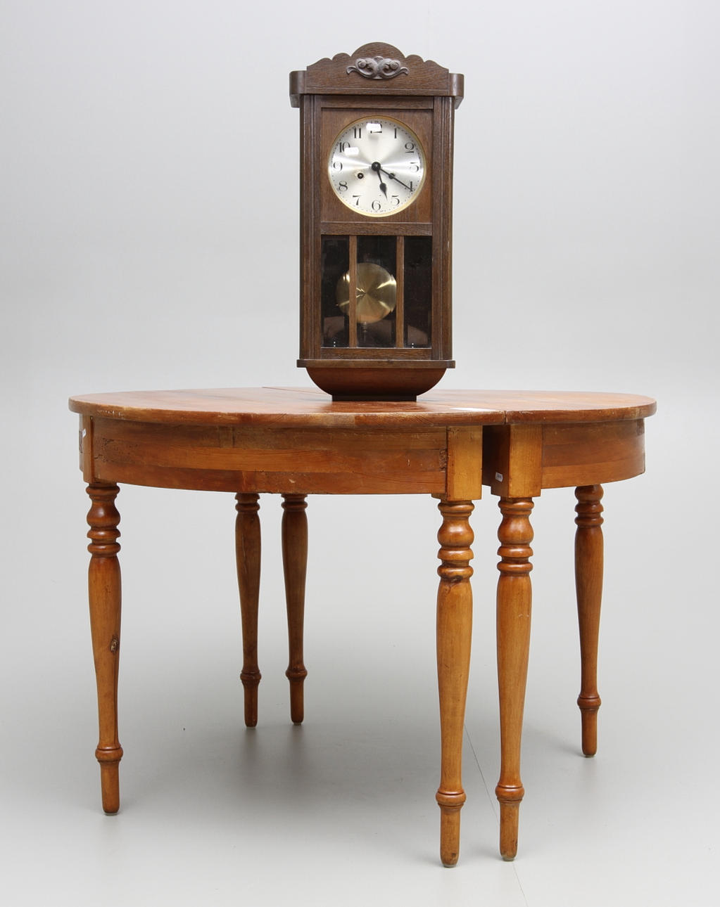 MATBORD,sk Månbord samt väggur.