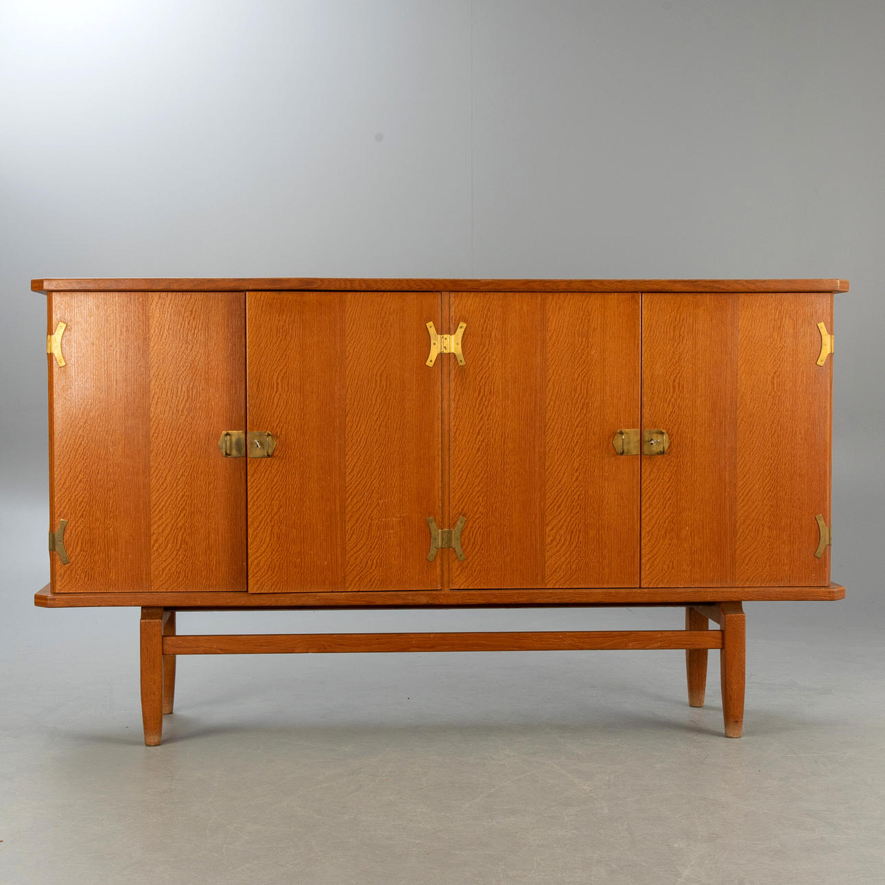 HENNING KJAERNULF. Skänk, ek. Danmark, 1960-tal.