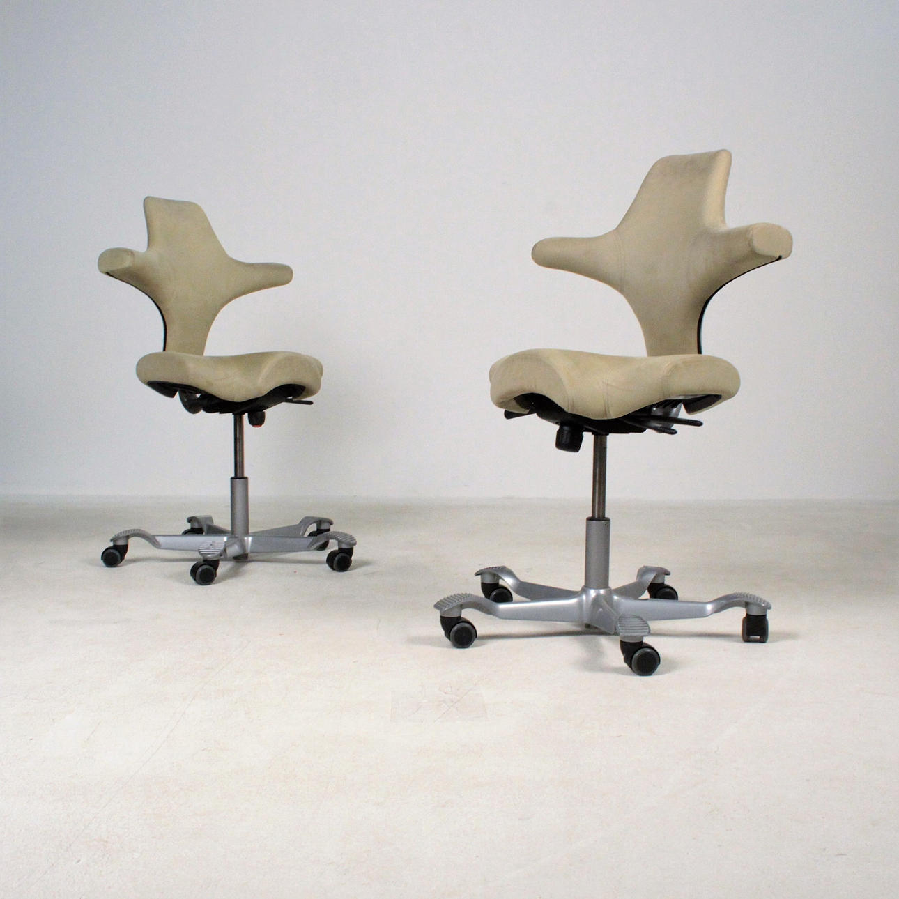 HÅG Capisco 8106 - 2 ergonomisen tuolin sarja.