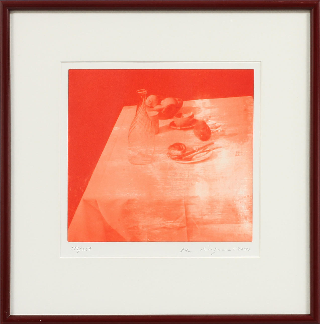 OLA BILLGREN. Stilleben på bord. Fotogravyr i rött. Signerad och daterad 2000 samt numrerad 144/250.