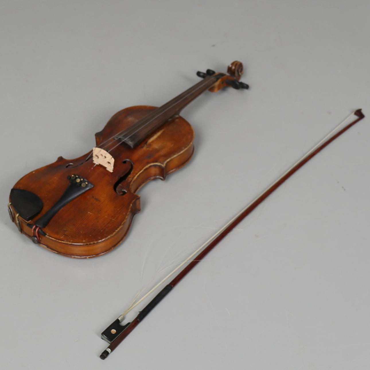 FIOL i fodral med stråke.