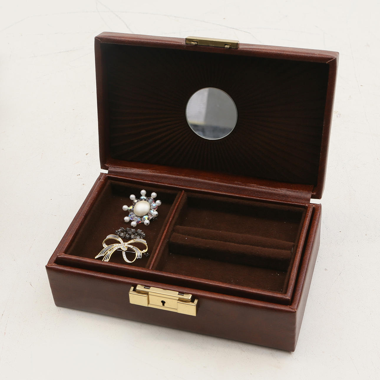 BROCHER, 3 stk, metal, i smykkeskrin.