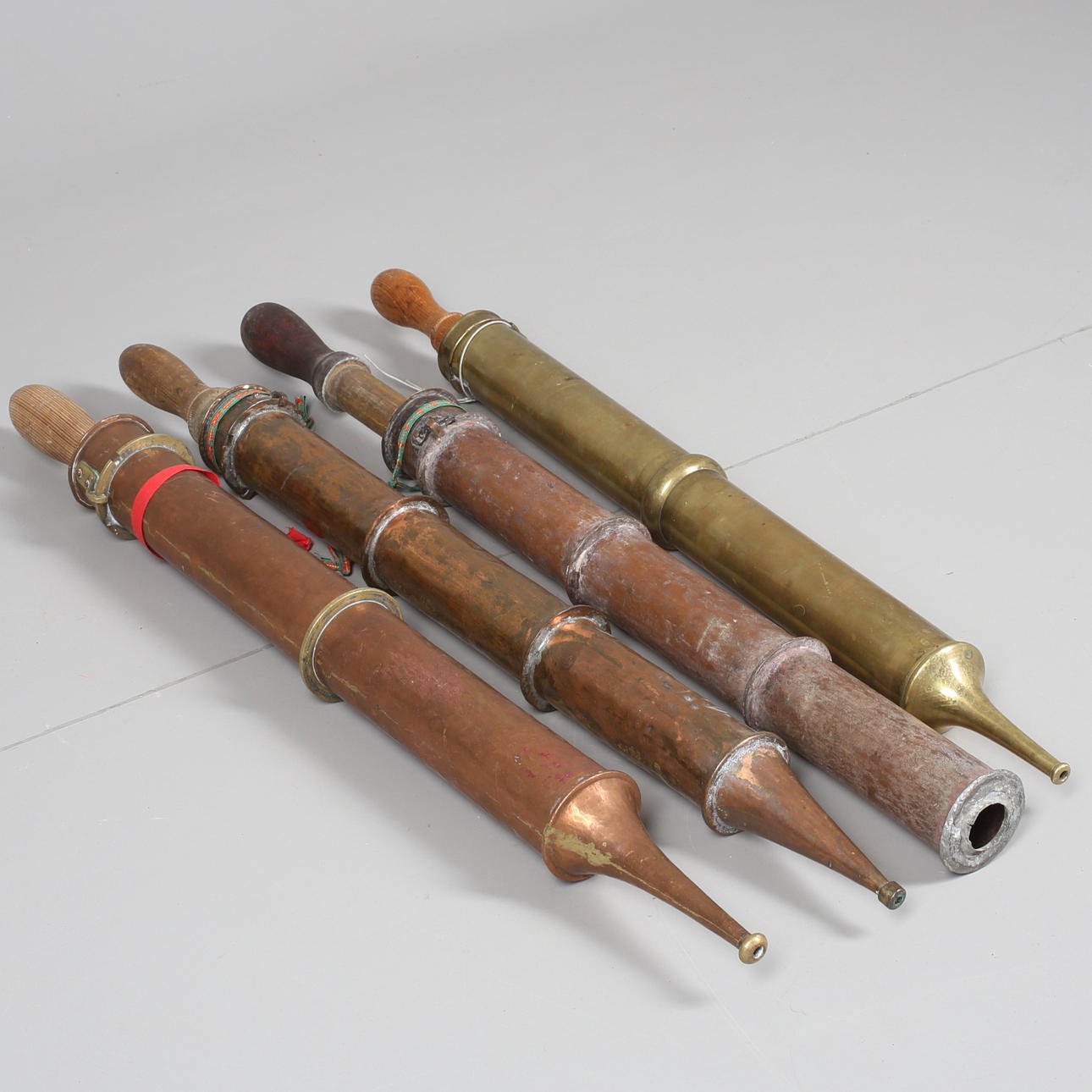 HANDPUMPAR, 4 st, för vatten, mässing samt koppar, 18/1900-tal.