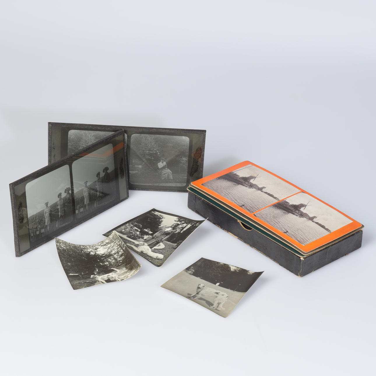 FOTOGRAFIER, ca 25 st, papper & glasplåt, 1900-tal.