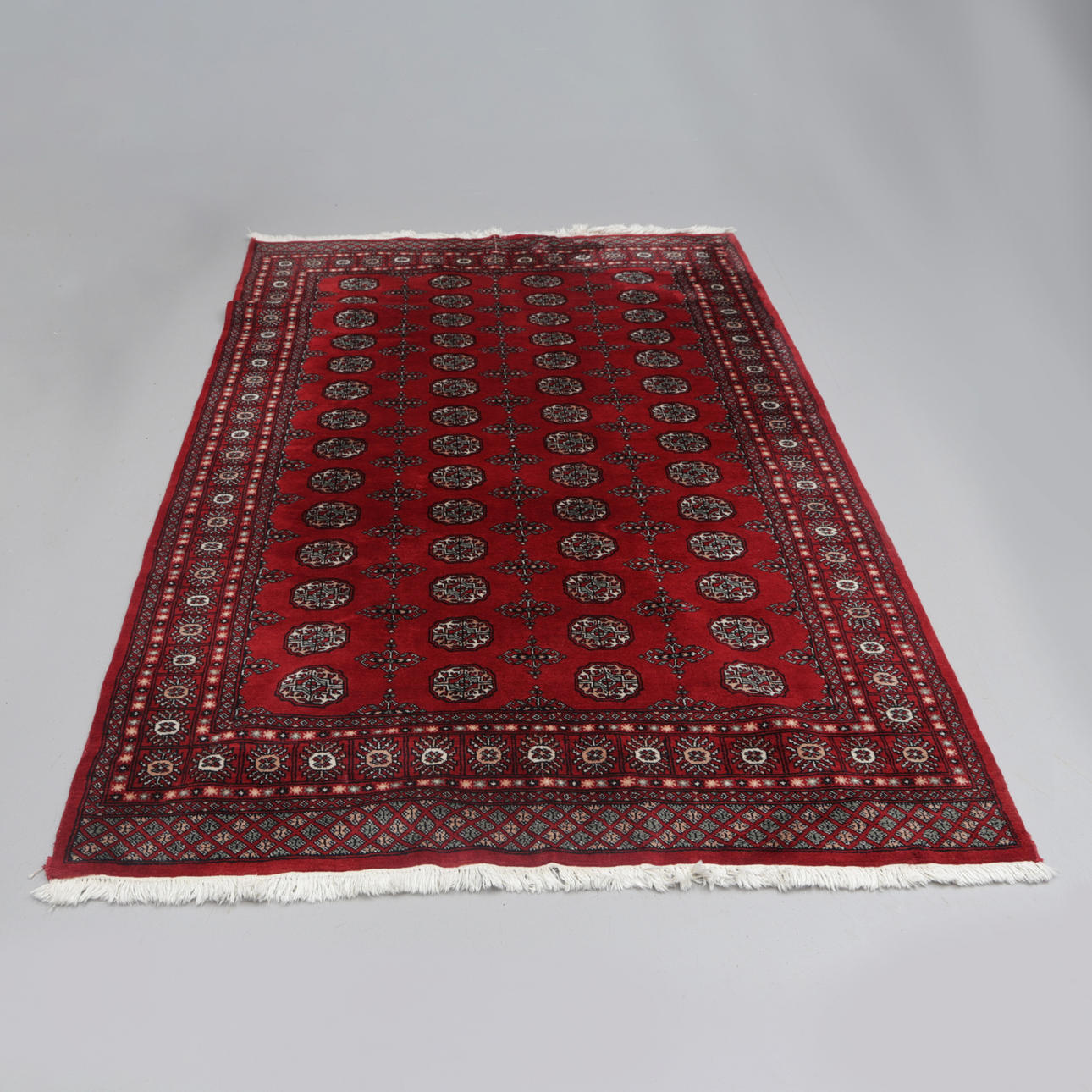 MATTA. röd, 1900-tal. Mattor & Textil - Mattor - Auctionet