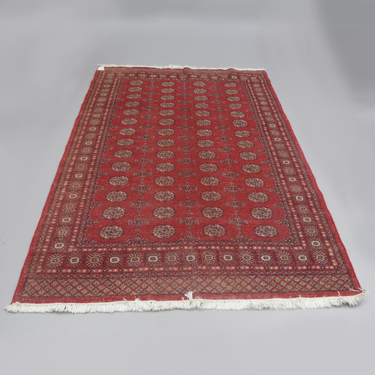 MATTA. röd, 1900-tal. Mattor & Textil - Mattor - Auctionet