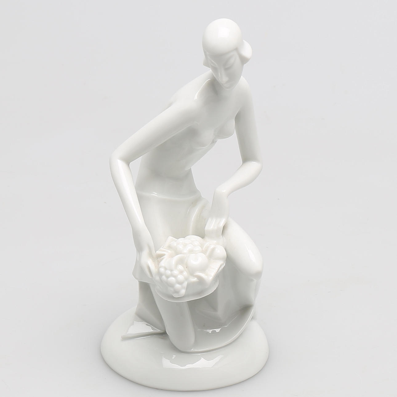 ART DECO figurin i porslin, kvinna med fruktkorg, Schliepstein, Rosenthal.
