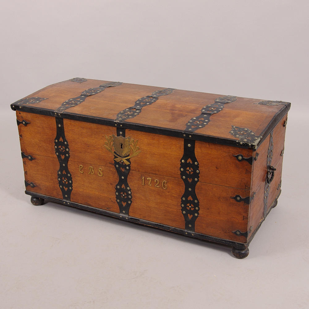 KISTA, ek med smidesbeslag, daterad 1726 med mässingssiffror.