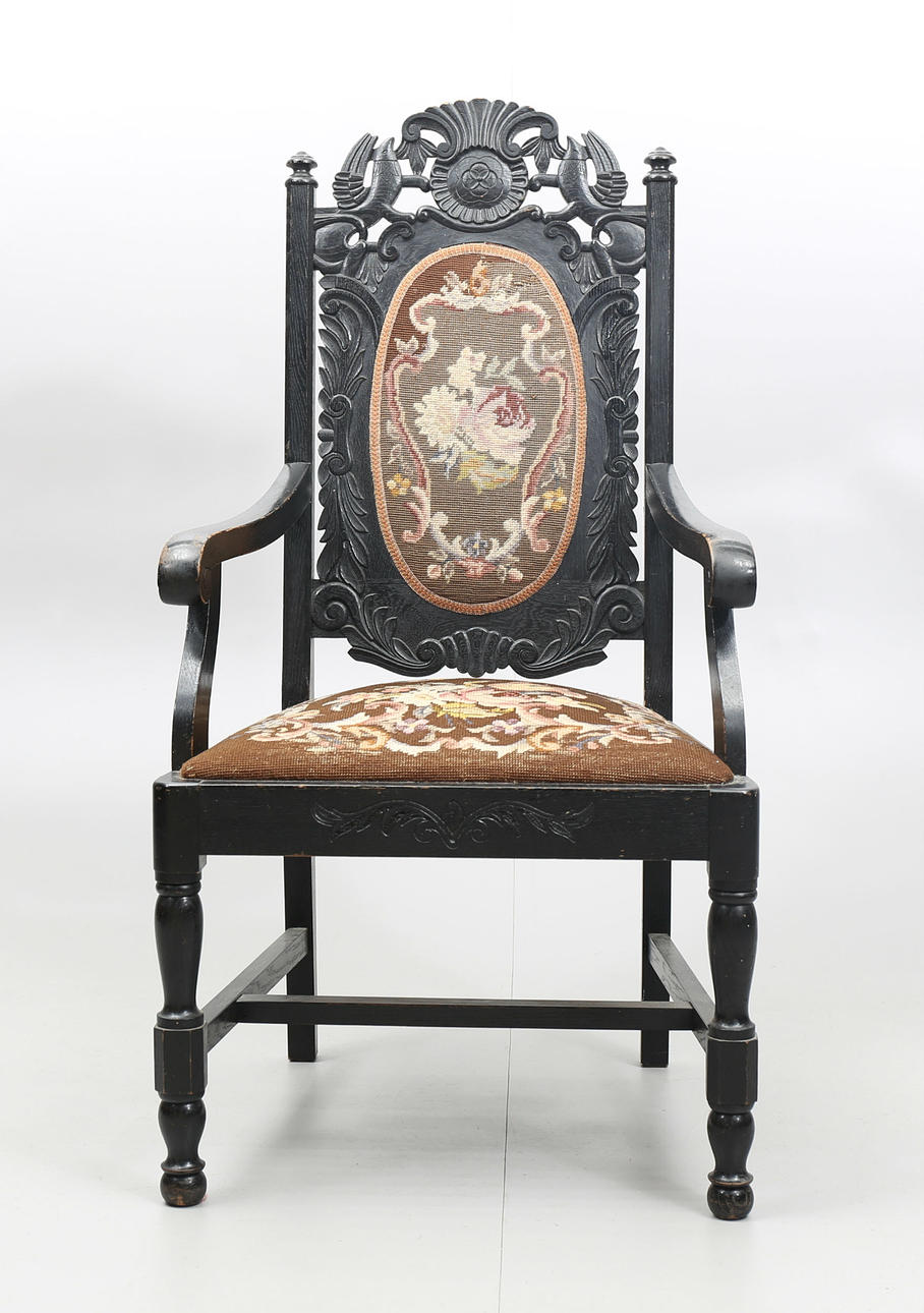 KARMSTOL, svartbetsad ek, broderad rygg och sits, 1900-talets första hälft.