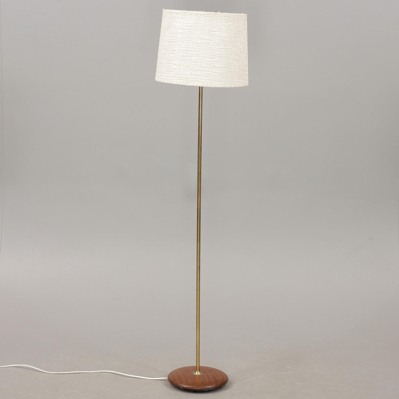 LÁMPARA DE PIE, teca/latón, NAF, años 50.