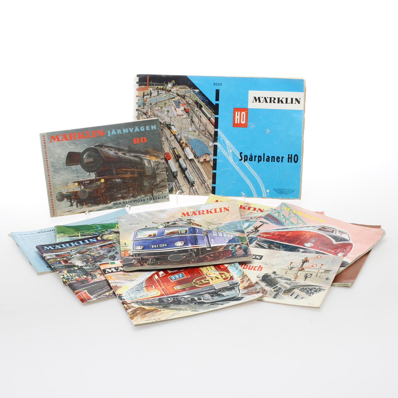 MÄRKLIN 7 kataloger, 3 övriga och en katalog utan pärmar.