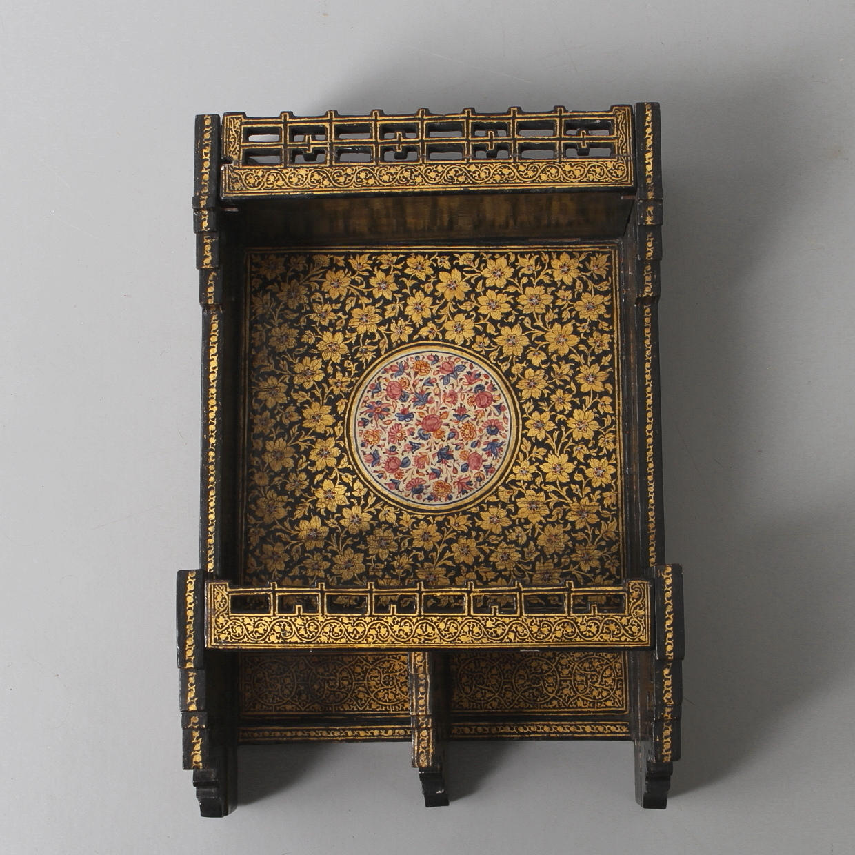 VÄGGHYLLA, bemålat trä, orientaliskt, 1900-talets andra hälft.