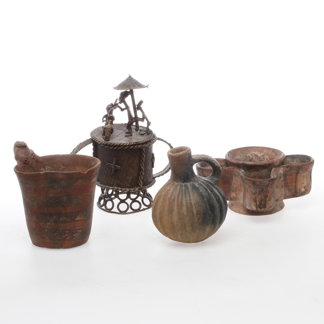 PARTI AFRIKANA, 4 delar, keramik samt metall, 1900-talets andra hälft.