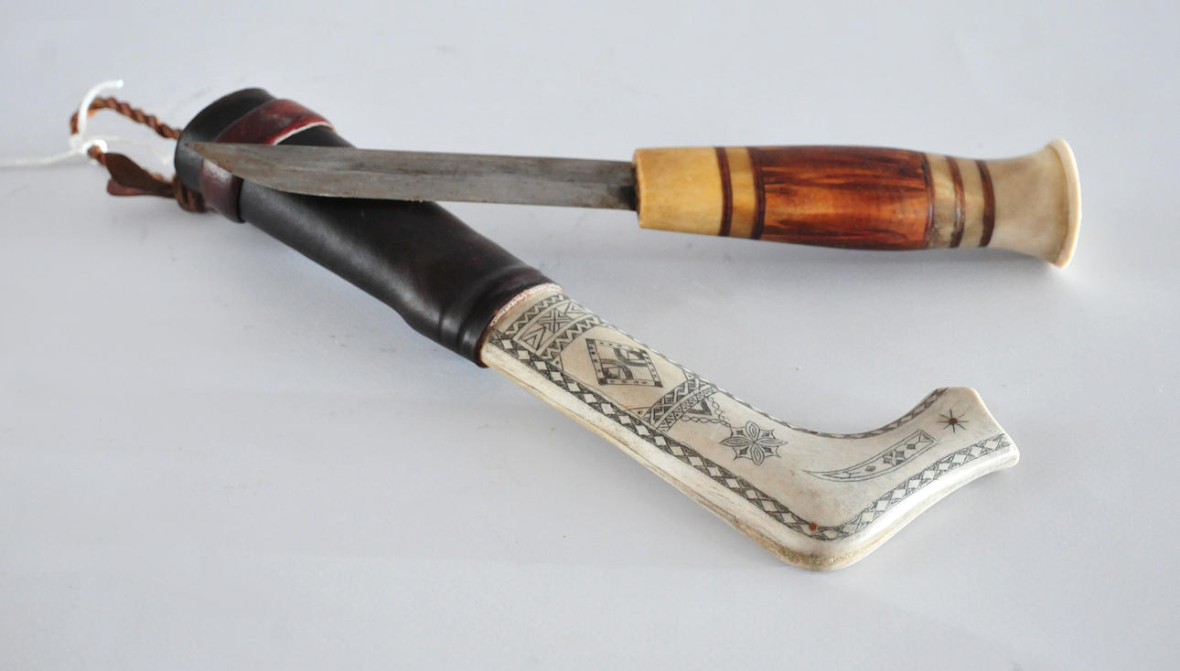 SAMEKNIV med slida, dekorerat horn. Märkt K.N.A.