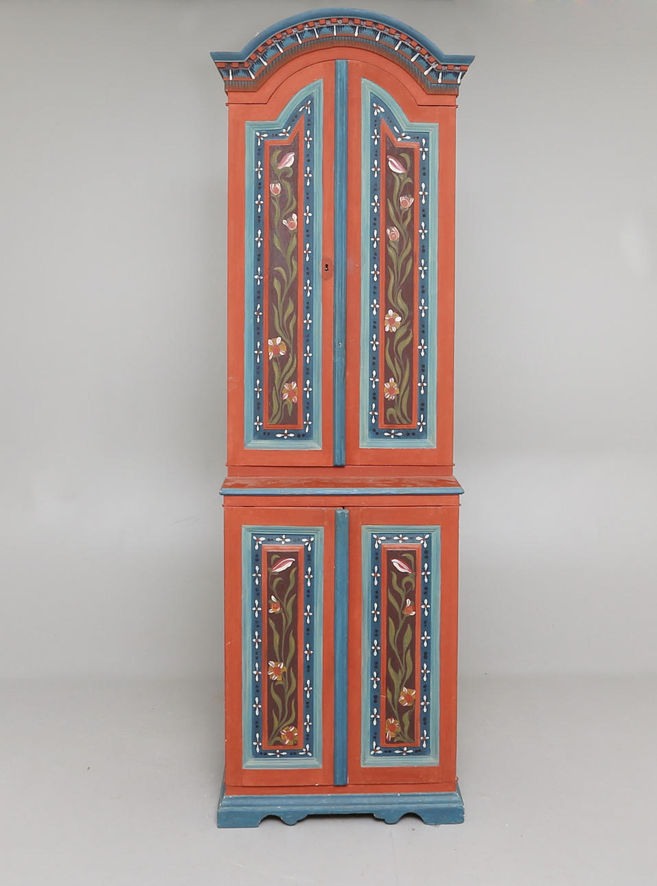 SALSSKÅP, svängt krön, 17/1800-tal.