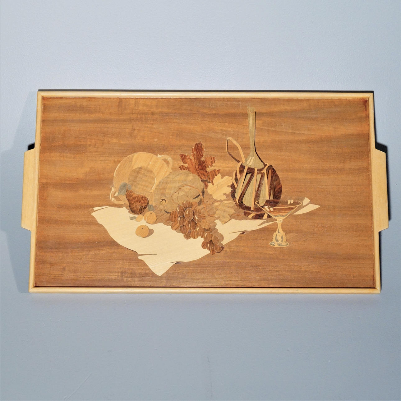 BAKKE MED INTARSIA, træ.