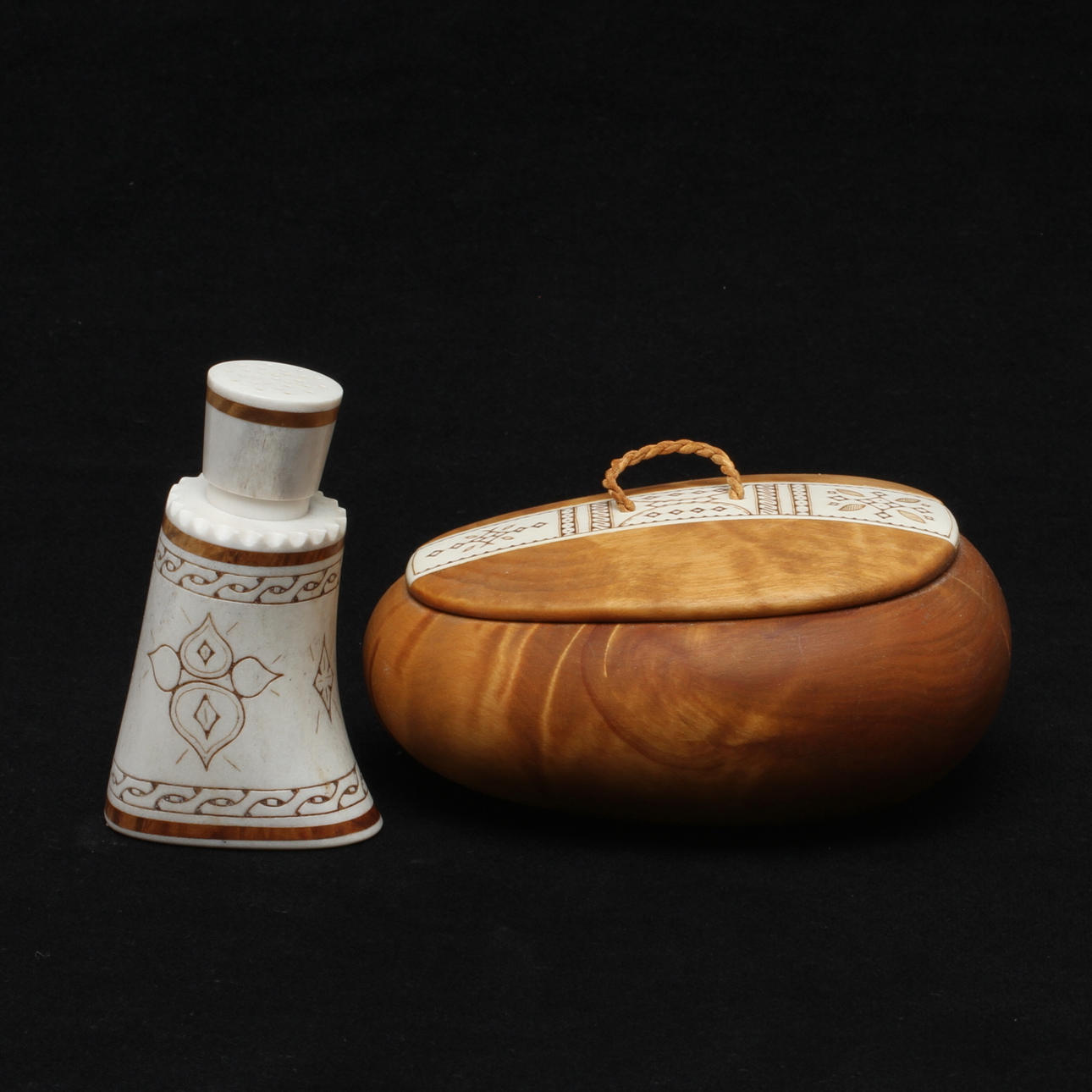 DOSA, SALTSTRÖARE, ben samt trä, samearbeten, signerade.