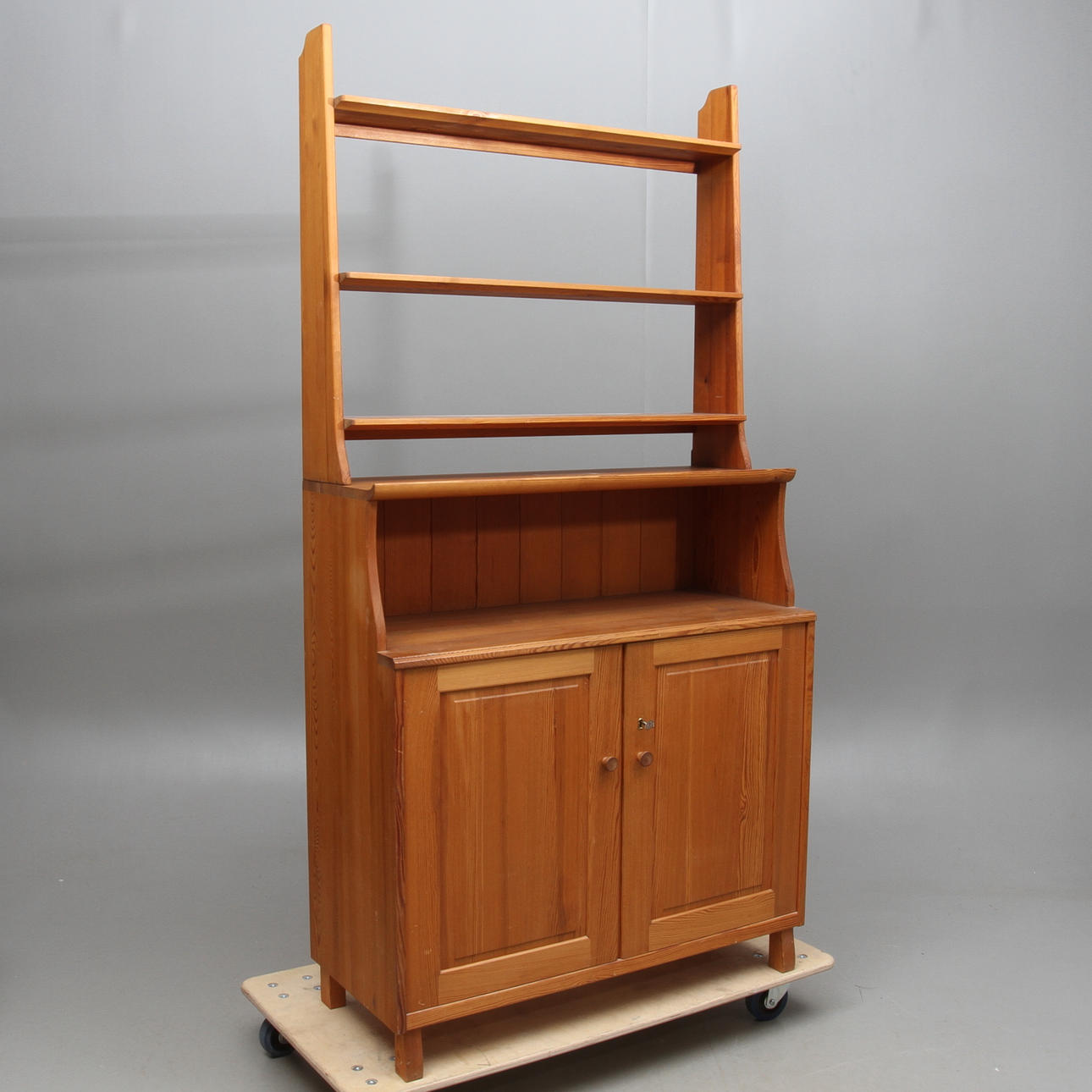 SKÄNK MED HYLLA, "Visingsö" Carl Malmsten, 1900-talets andra hälft.