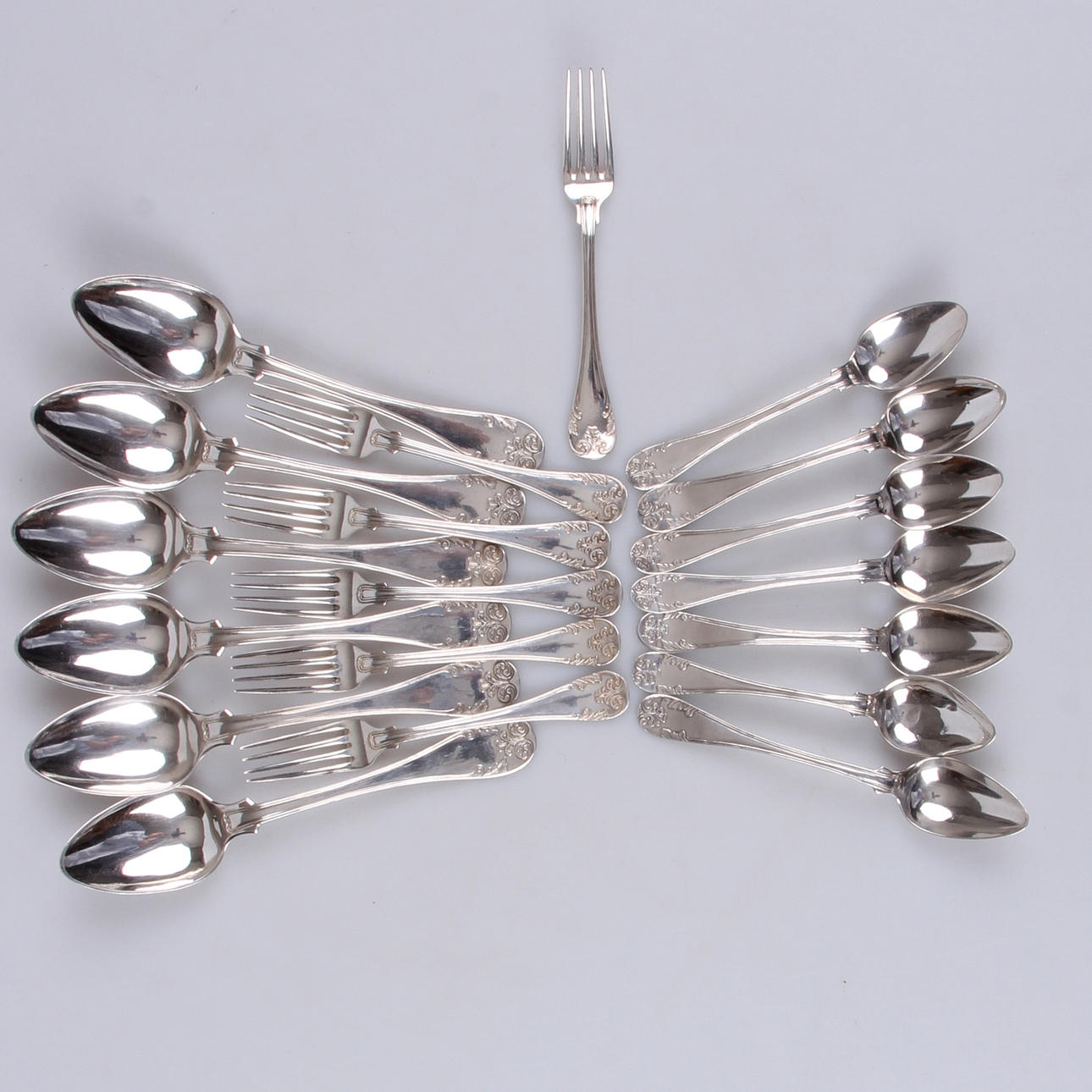 BESTICK, 19 delar, silver, "Franska liljan", omkring sekelskiftet 1900.