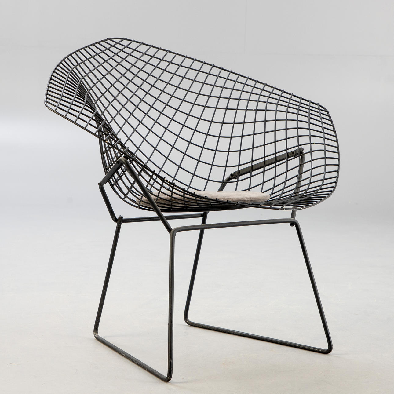 HARRY BERTOIA. 'Diamond Chair 421', schwarz.