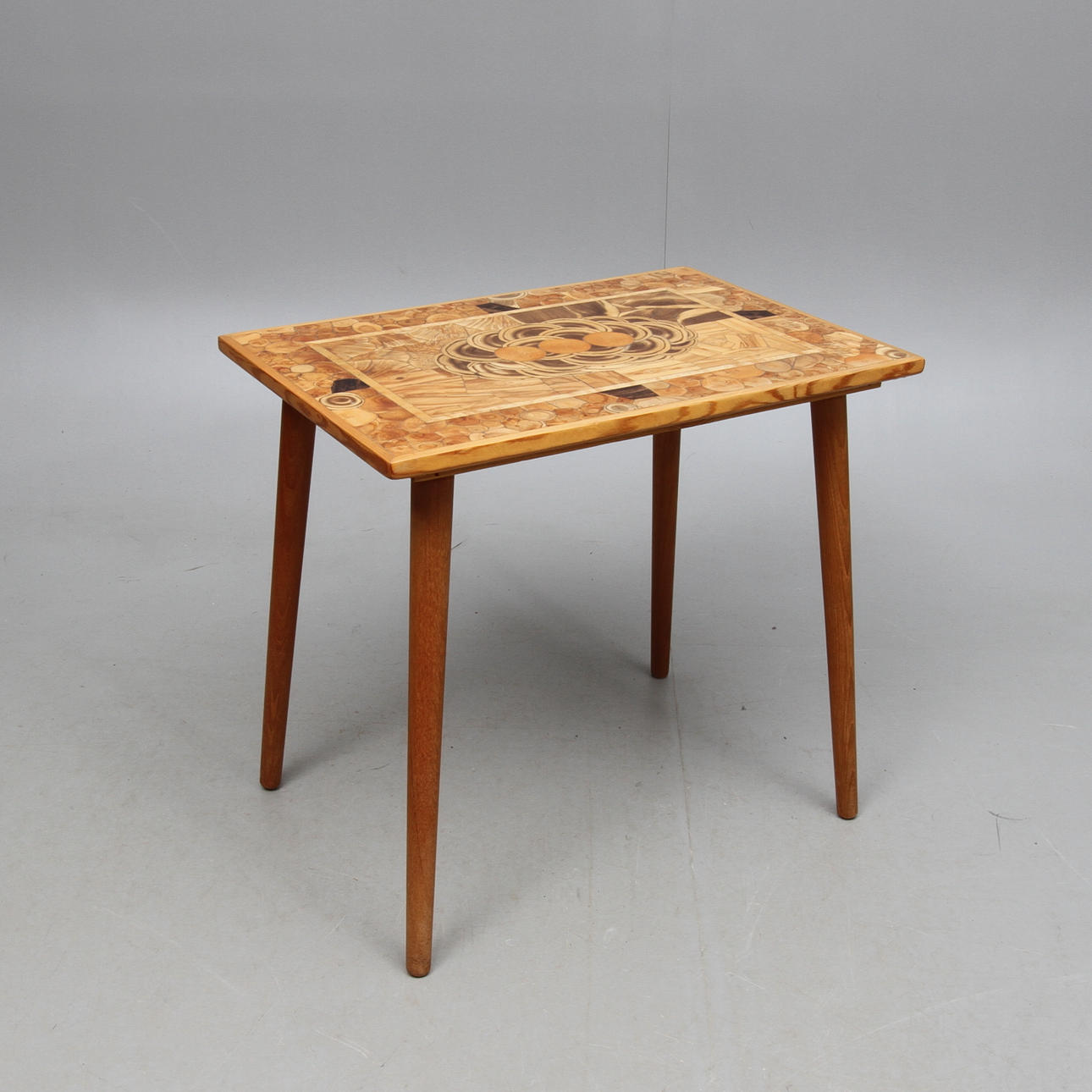 SOFFBORD, skiva med olika träslag, 1900-talets andra hälft.