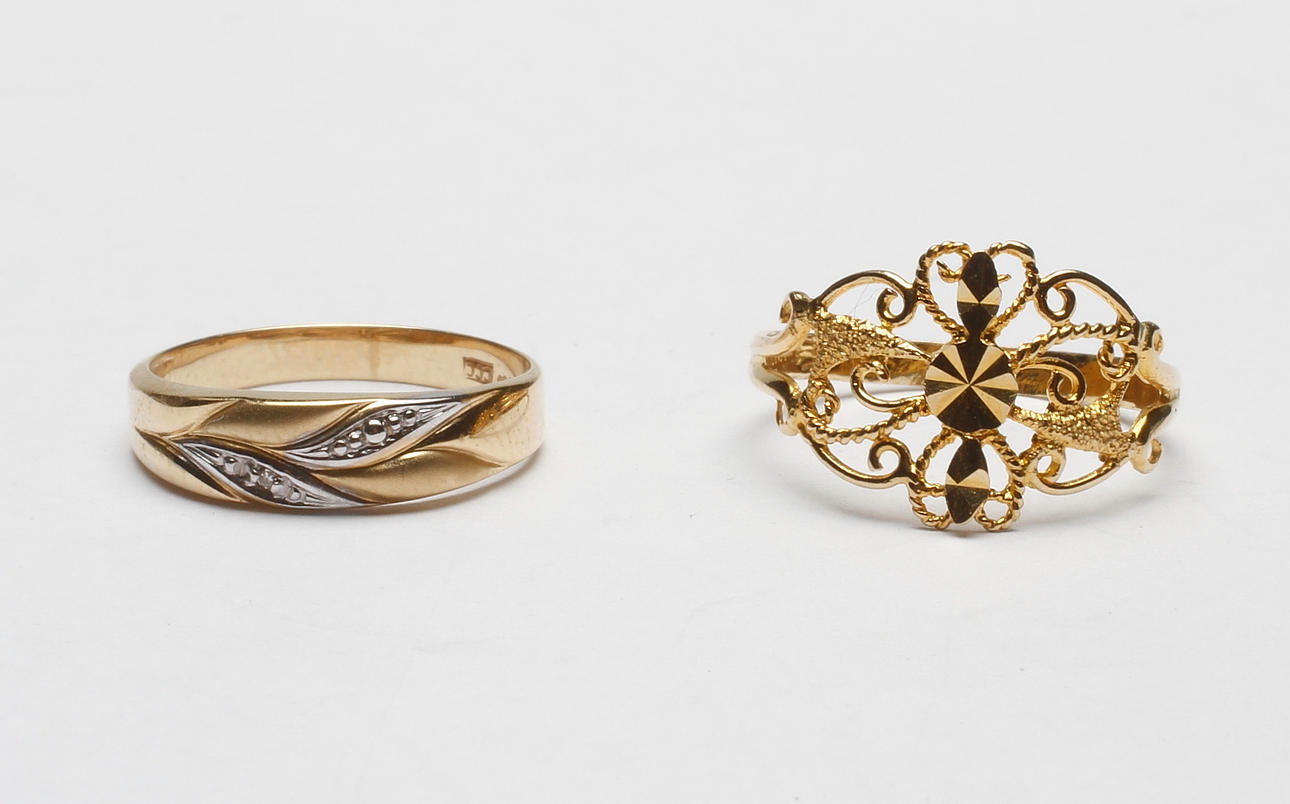 RINGAR, 2 st, 18k guld, vikt ca 3,3 gr.