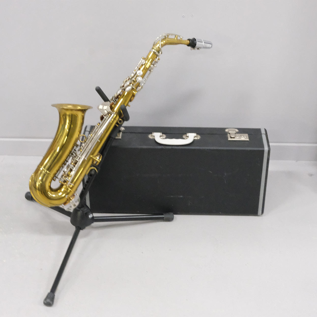 SAXOPHON UND STAND. HOLLAND.