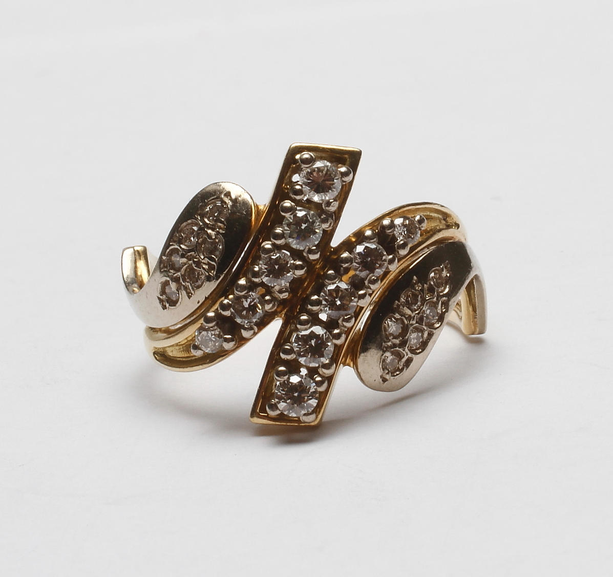 RING MED DIAMANTER, 18k guld, vikt ca 6,3 gr.