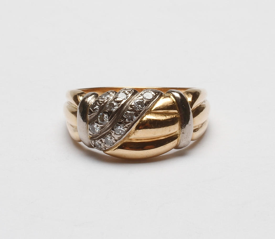 RING MED DIAMANTER, 18k guld, vikt ca 6.2 gr.
