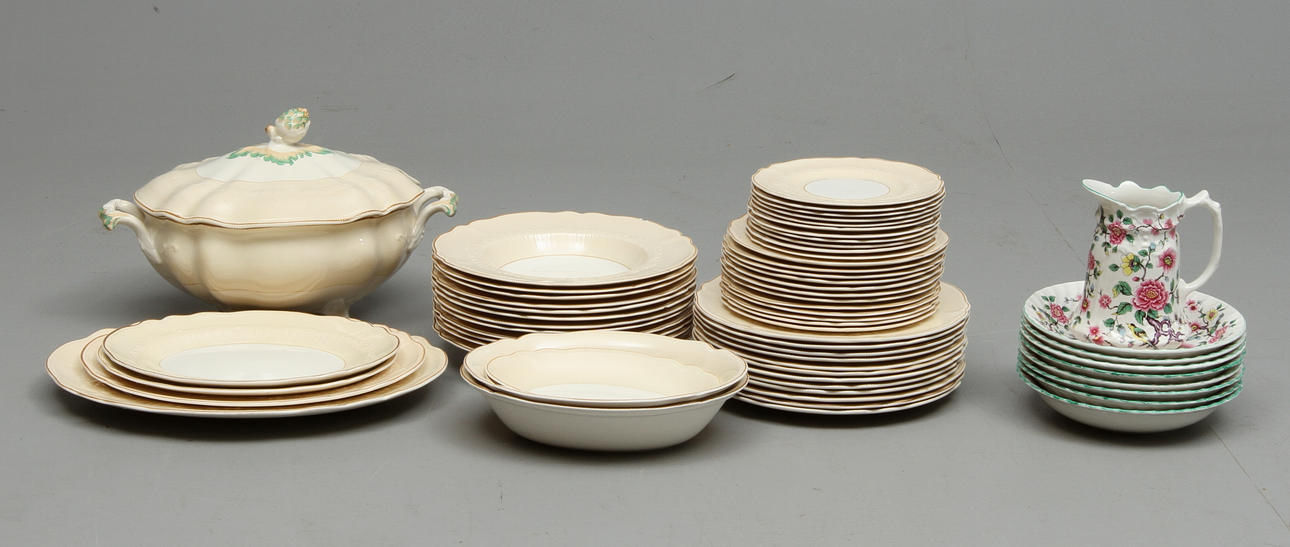 MATSERVIS 56 delar "Old Staffordshire" Johnson Bros England samt PORSLIN, 9 delar "Chinese Rose" Old Foley James Kent Ltd.