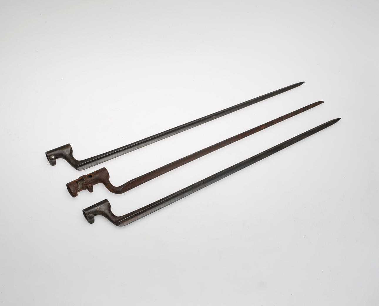 BAJONETTER, 3 st, Carl Gustav Stad Faktori, 1800-tal.