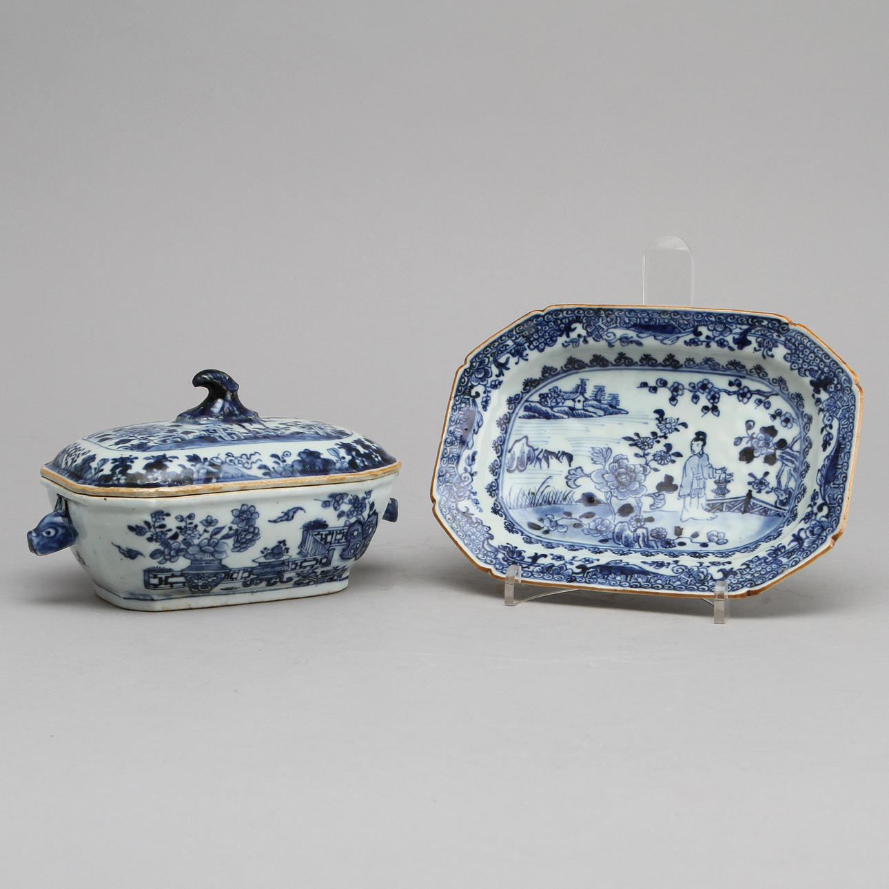 SMÖRTERRIN med underfat, porslin. Kina Qianlong (1736-95).